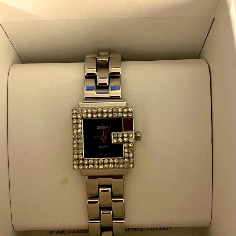 Geneva quartz movement watch. Excellent preowned condition